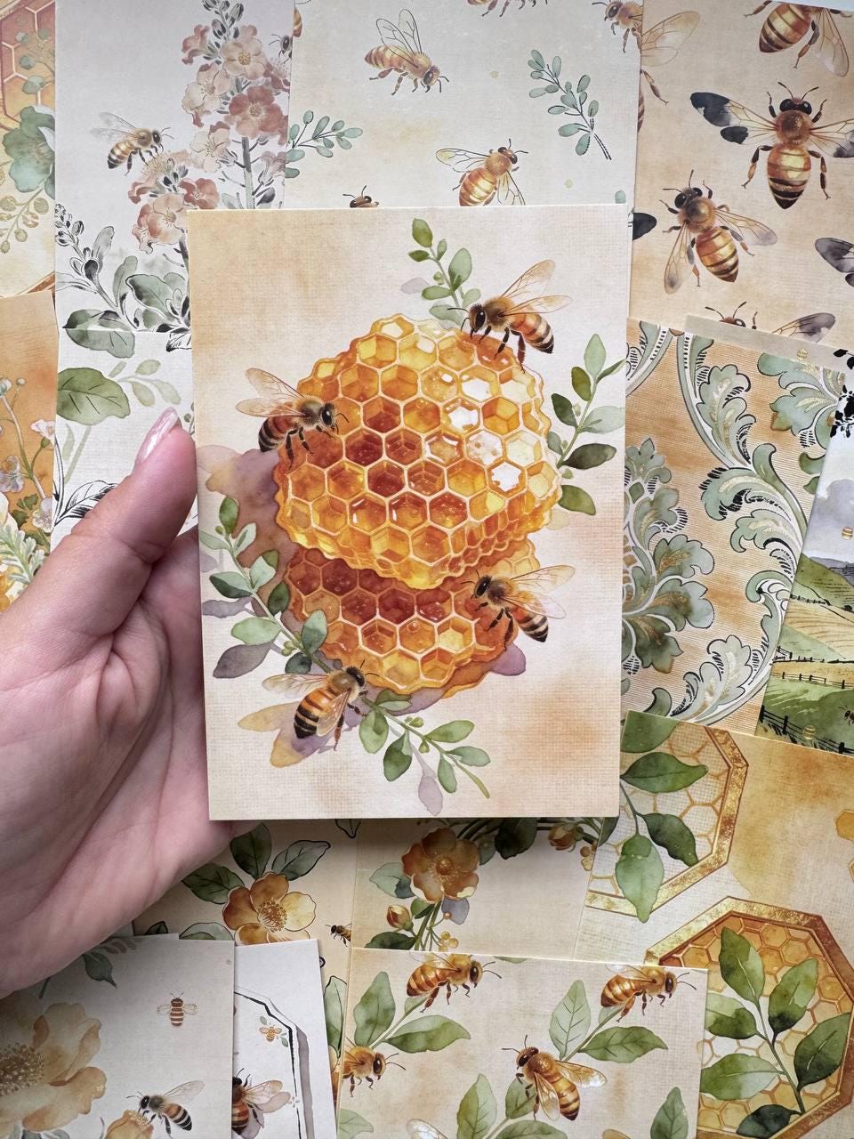 Set of 20 Bee Postcards 14.5x10 cm, Honeycomb & Floral Illustration Cards, Botanical Bee Ephemera for Junk Journal Scrapbooking