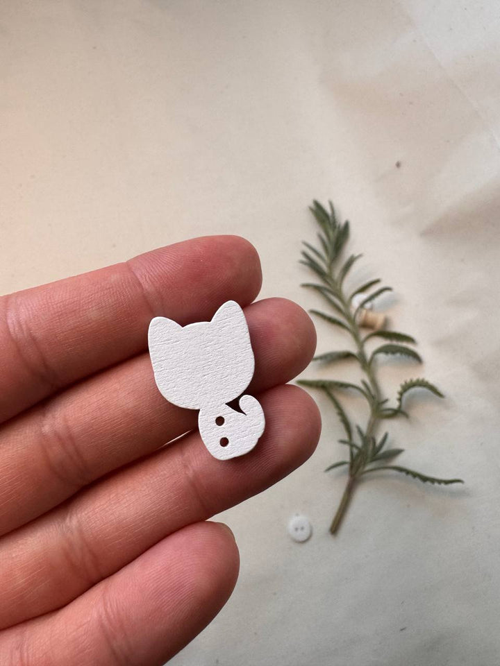 Wooden Cat Button – Hand-Painted Decorative Button for Scrapbooking & Creative Projects