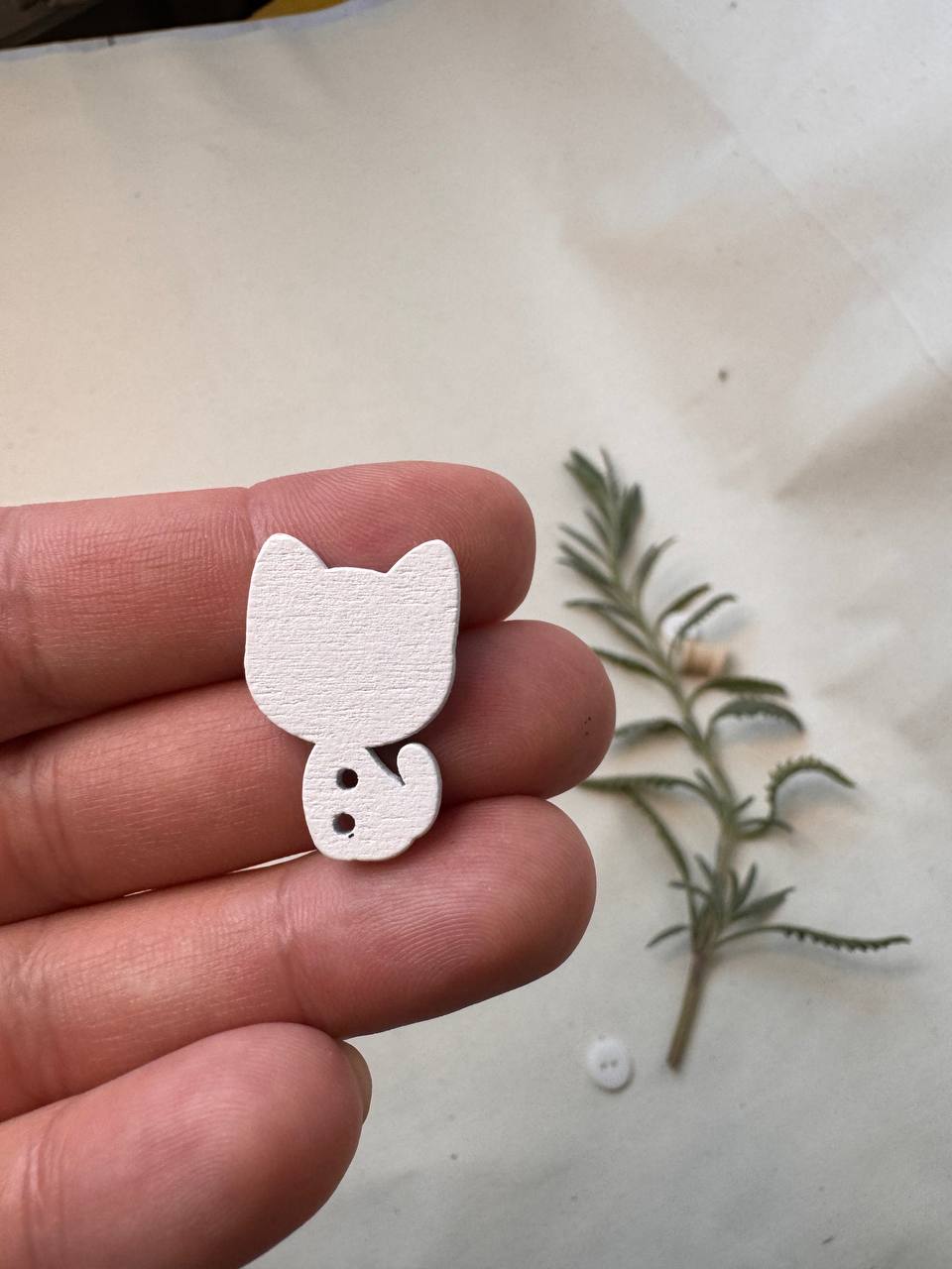 Wooden Cat Button – Hand-Painted Decorative Button for Scrapbooking & Creative Projects