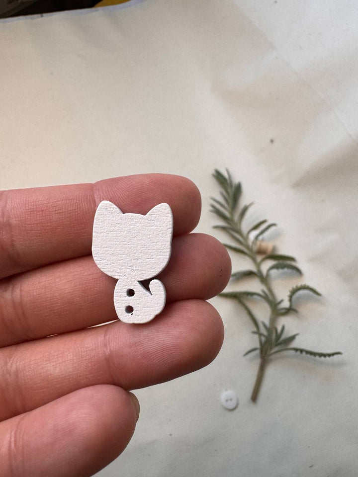Wooden Cat Button – Hand-Painted Decorative Button for Scrapbooking & Creative Projects
