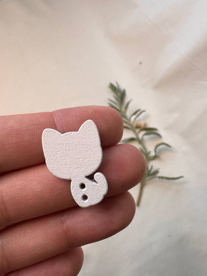 Wooden Cat Button – Hand-Painted Decorative Button for Scrapbooking & Creative Projects