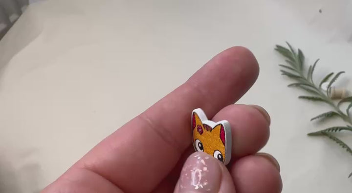 Wooden Cat Button – Hand-Painted Decorative Button for Scrapbooking & Creative Projects