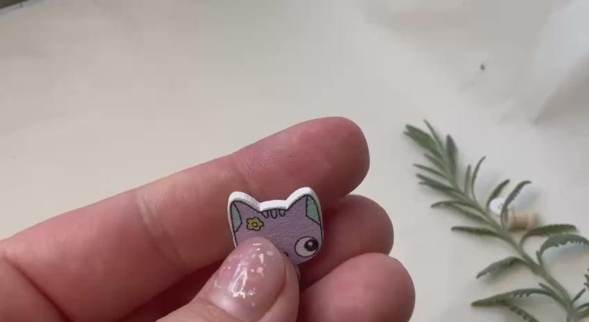 Wooden Cat Button – Hand-Painted Decorative Button for Scrapbooking & Creative Projects