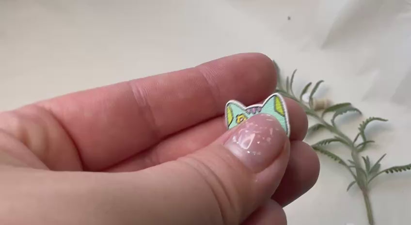Wooden Cat Button – Hand-Painted Decorative Button for Scrapbooking & Creative Projects